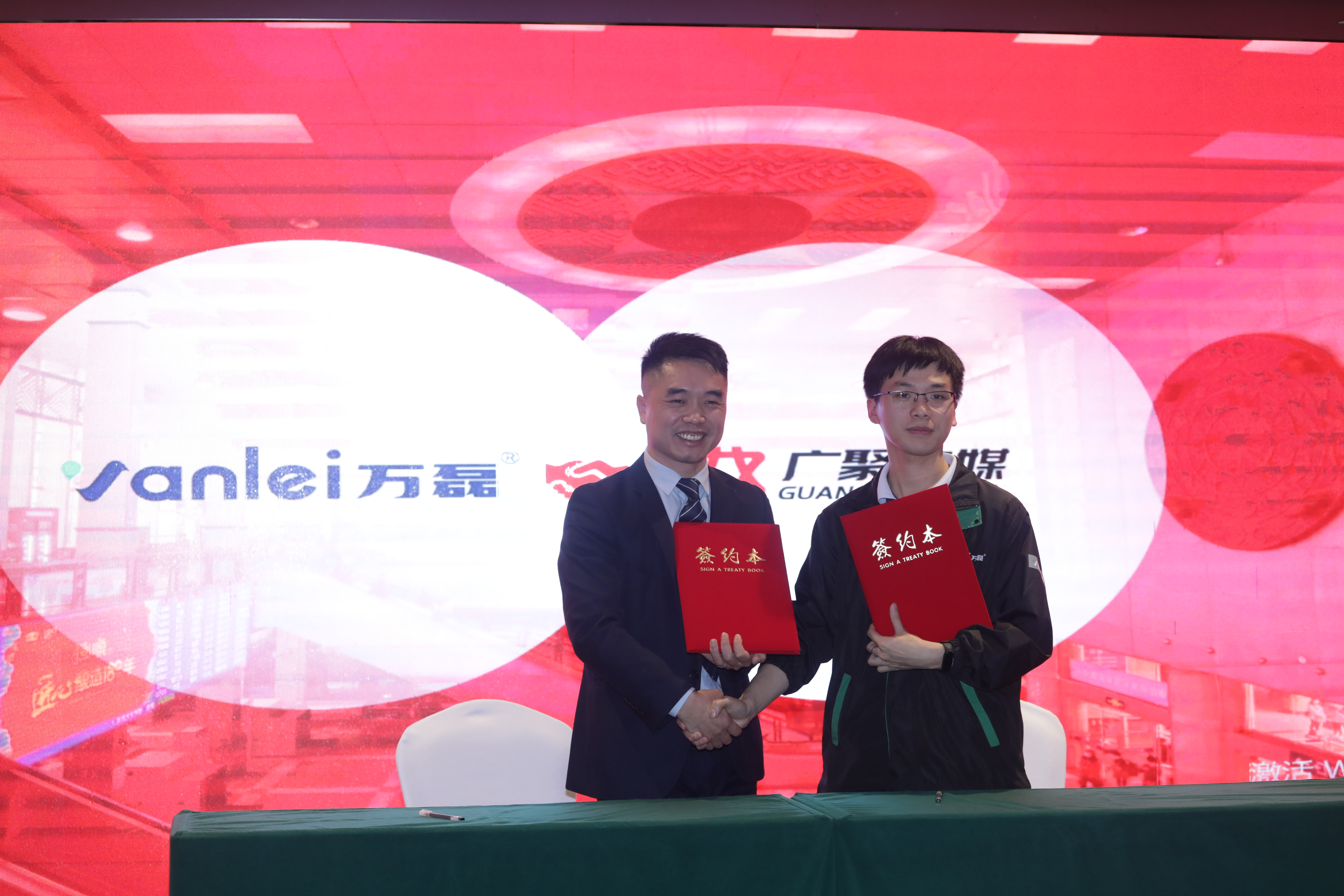 官宣 | 廣西第一幅高鐵廣告落戶貴港，萬(wàn)磊新農(nóng)村建設(shè)合作供應(yīng)商正式上畫(huà)
